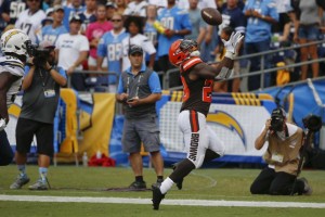 Duke Johnson hauls in his first NFL touchdown. (Credit: AP / Denis Poroy)